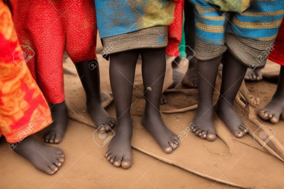 Enfants africains pauvres d'attente pour la nourriture pieds nus