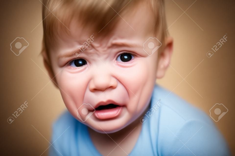 Petit, pleurer bébé dans la douleur avec les yeux enflammés. Maladies de l'enfance, phase maladroite, le concept de la parentalité dur.