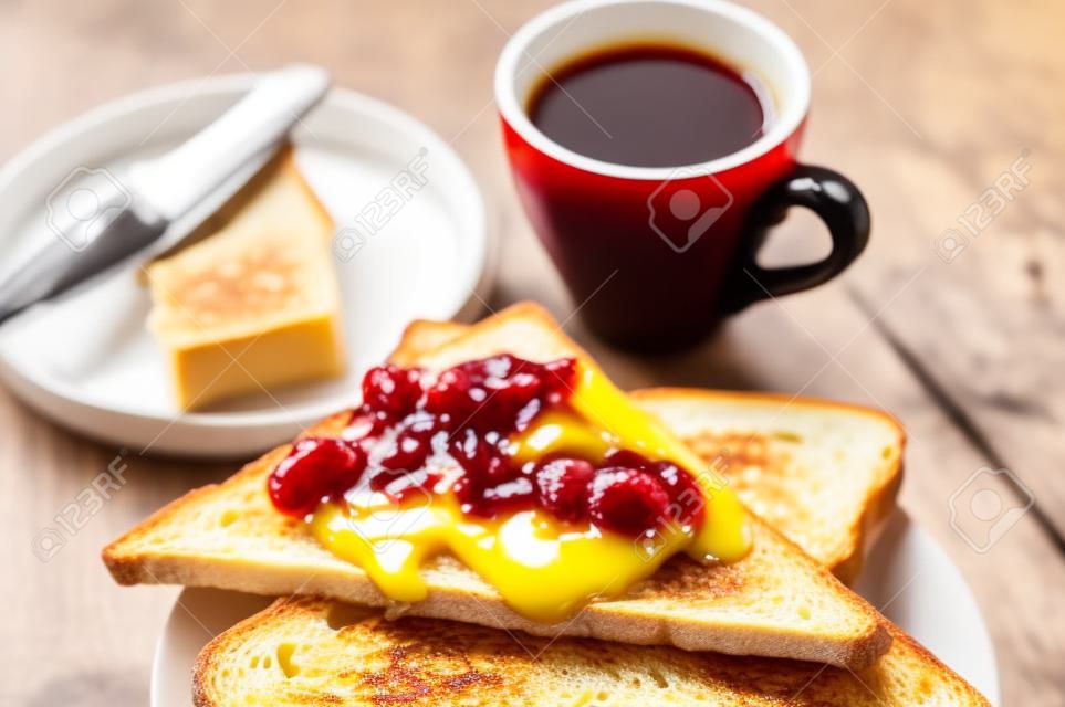 Concetto, Tazza Di Caffè E Toast Con Marmellata Di Fronte a Coffee Maker E  Tostapane Immagine Stock - Immagine di bevanda, macchina: 163976919