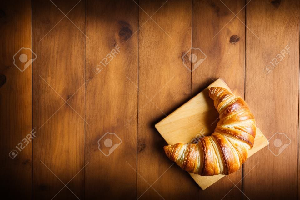 Croissant au four frais fait maison sur table en bois
