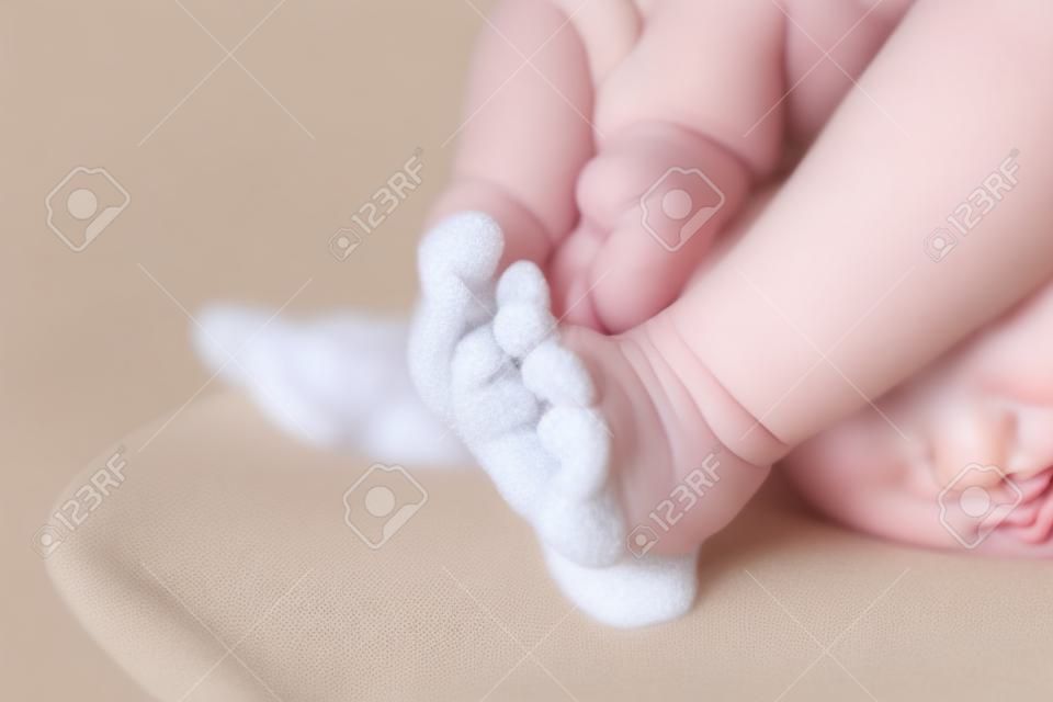 Gambe del bambino con pelle squamosa. Infezione da funghi. Allergia, eczema