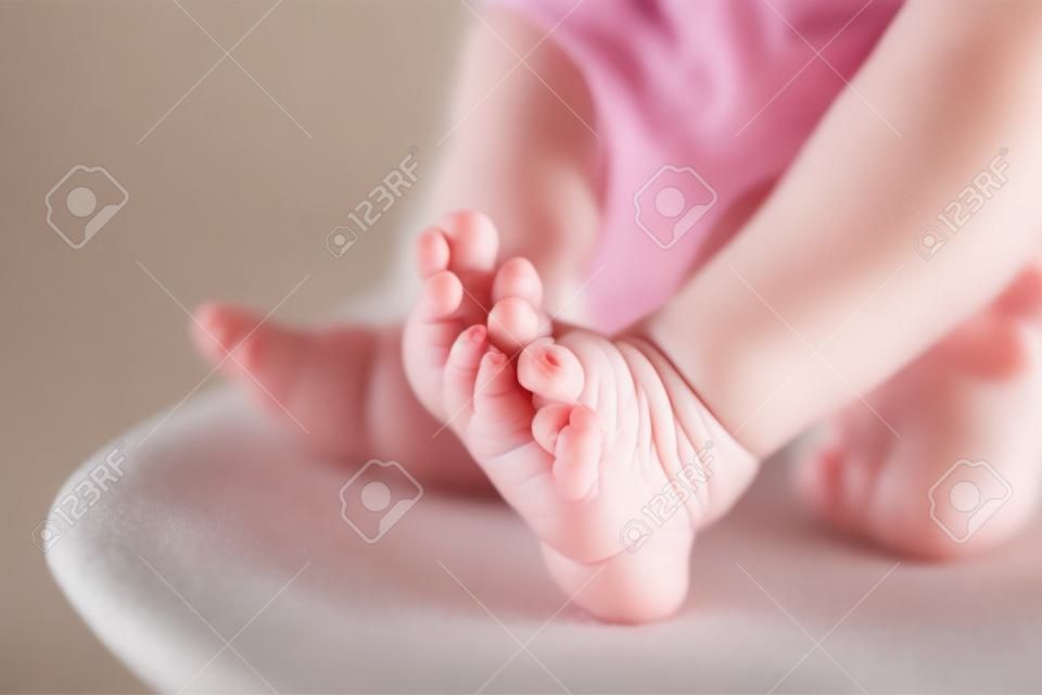 Pernas do bebê com pele escamosa. Infecção fúngica. Alergia, eczema