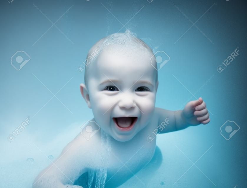Jongetje die badt in het bad.