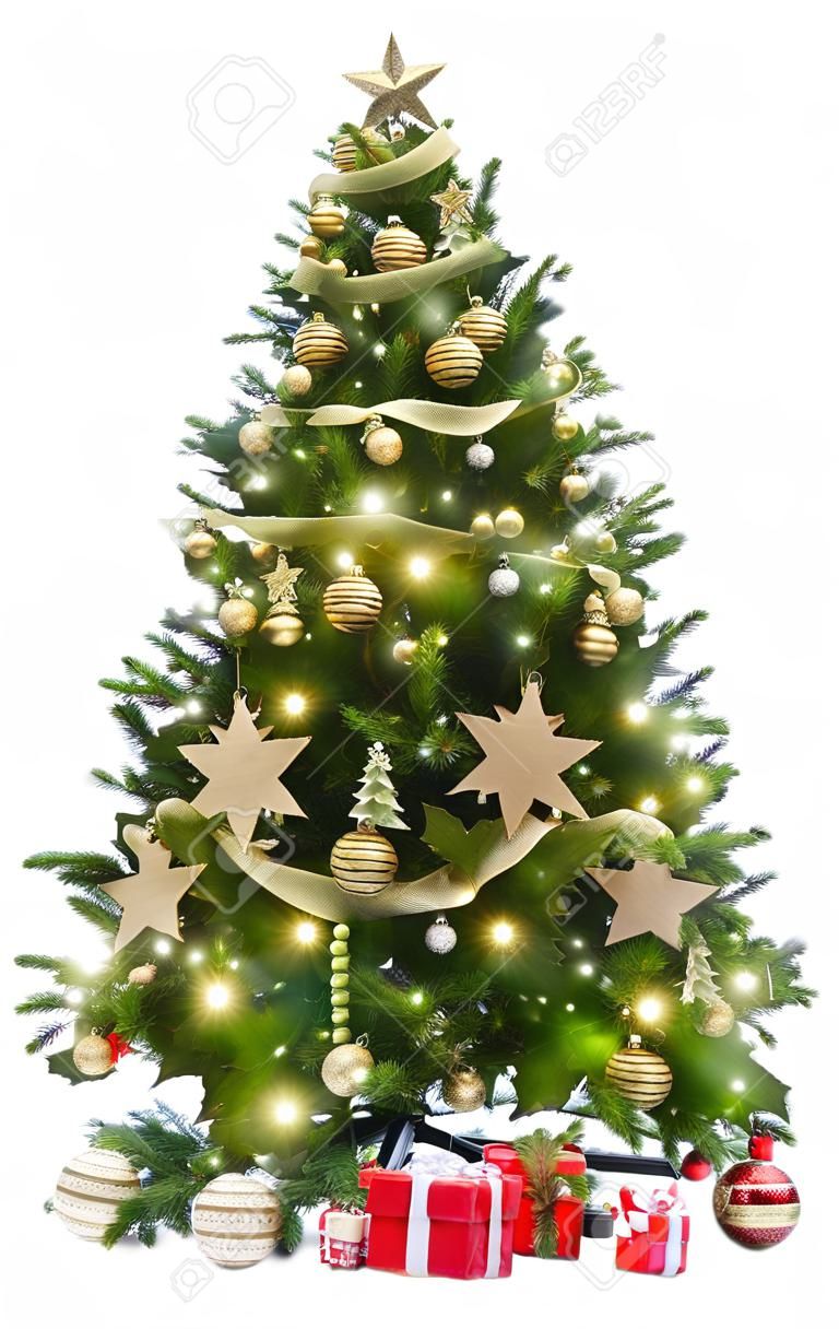 Árvore de Natal com luzes e presentes isolados no branco