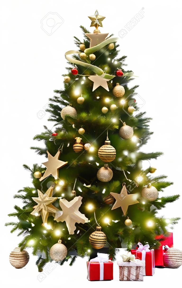 Рождественская елка с огнями и подарки, изолированных на белом