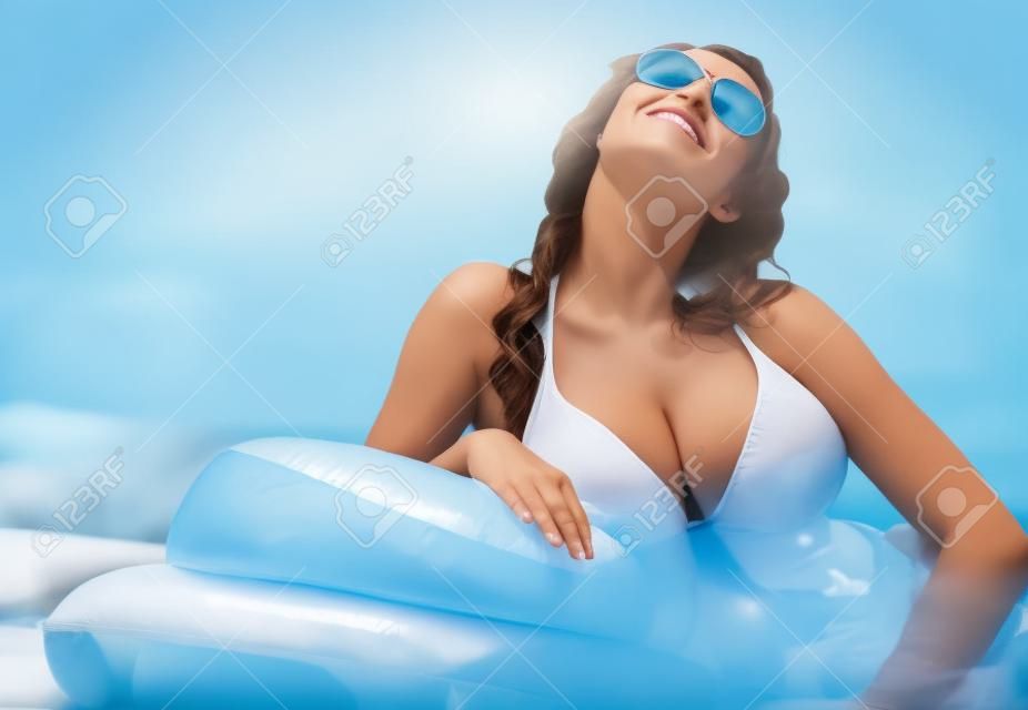 Femme de détente sur un matelas gonflable.