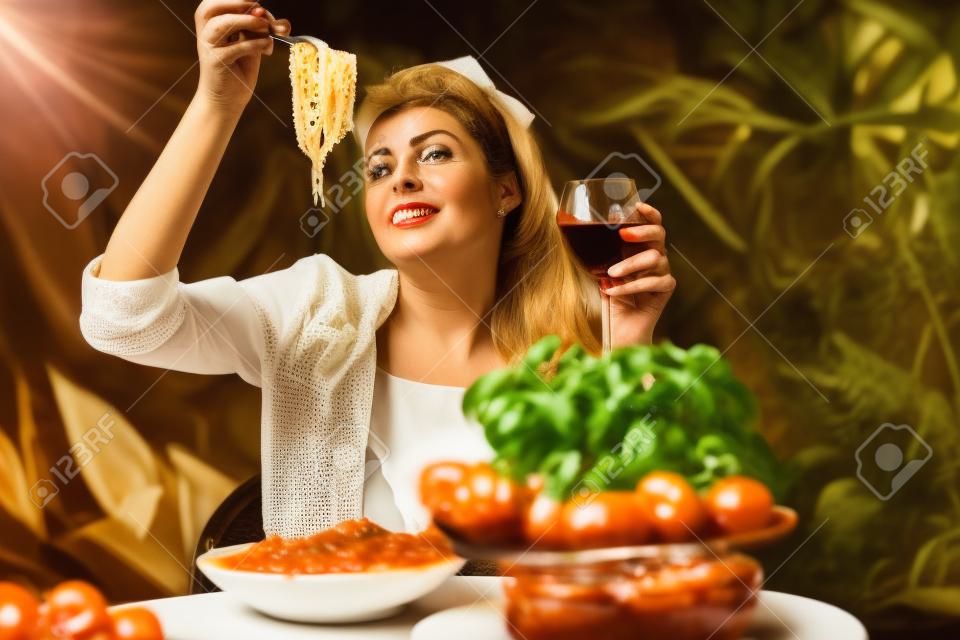 lichaamsgewicht vintage portret van een Italiaanse lifestyle vrouw eten Italiaanse pasta met tomatensaus en parmezaanse, geserveerd met glas wijn