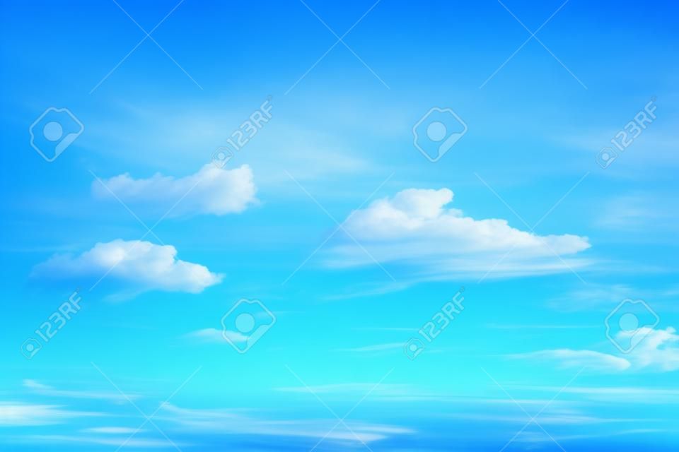 浅蓝色天空可用云作为背景