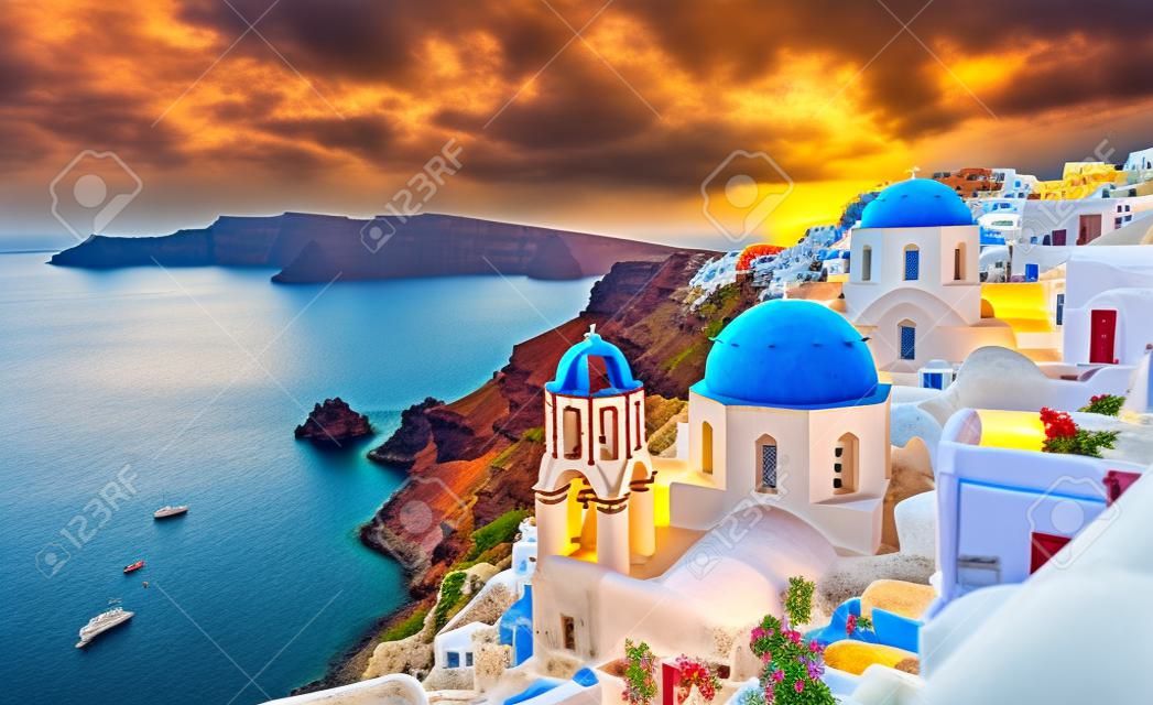 Vista da cidade de Oia na ilha de Santorini na Grécia -- paisagem grega