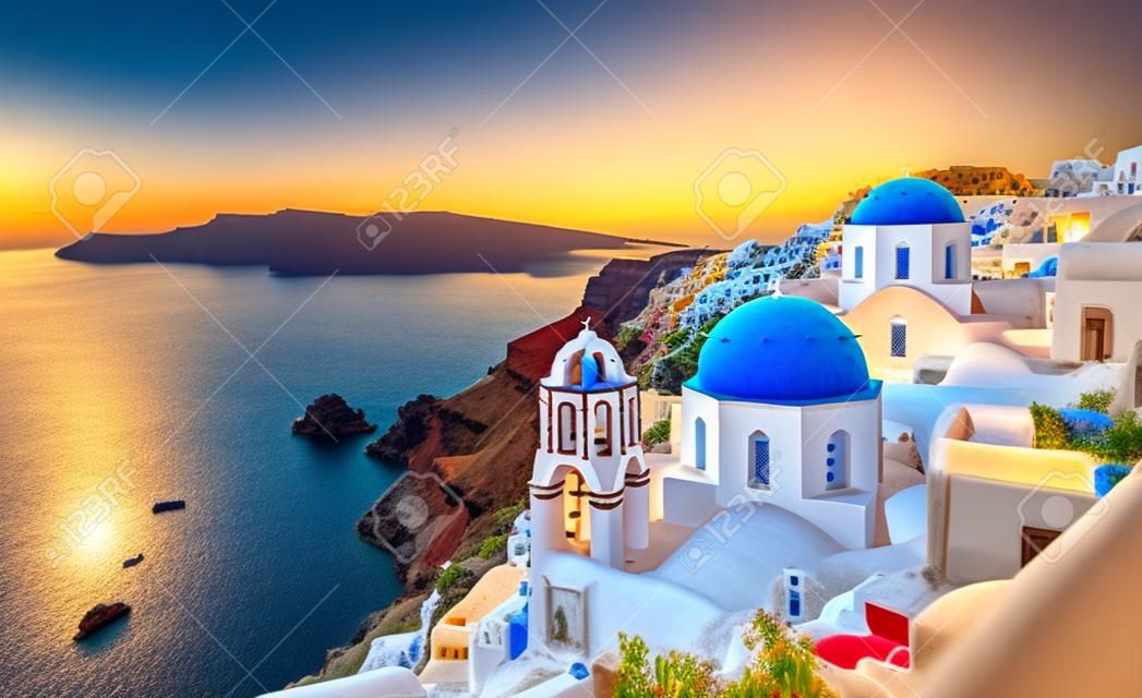 Vue de la ville d'Oia sur l'île de Santorin en Grèce -- paysage grec