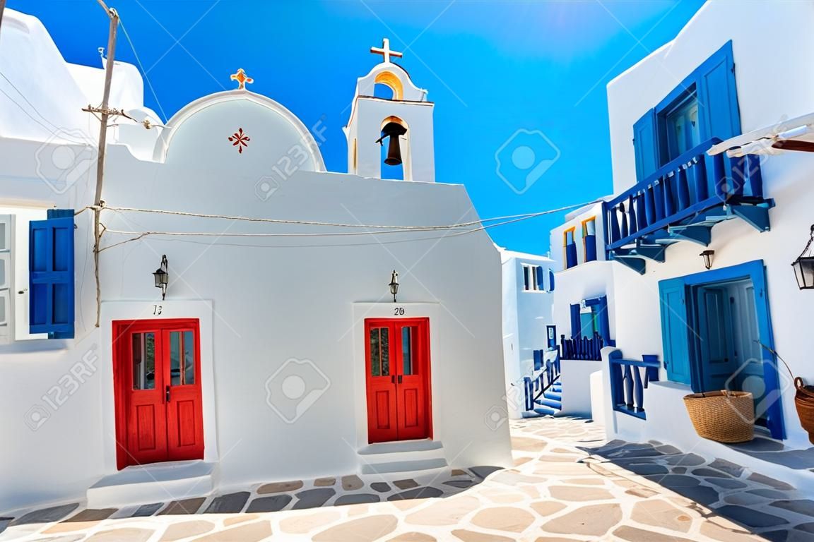Strada con la vecchia chiesa nella città di Chora nell'isola di Mykonos. Grecia, architettura greca, paesaggio urbano