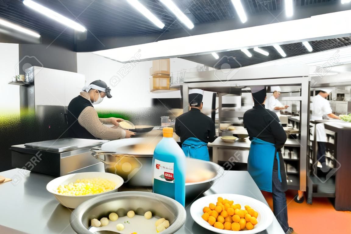 Sfondo sfocato: gruppi di chef che cucinano nella cucina a vista, i clienti possono vedere che cucinano al bancone del cibo, cucina chef con luce bokeh