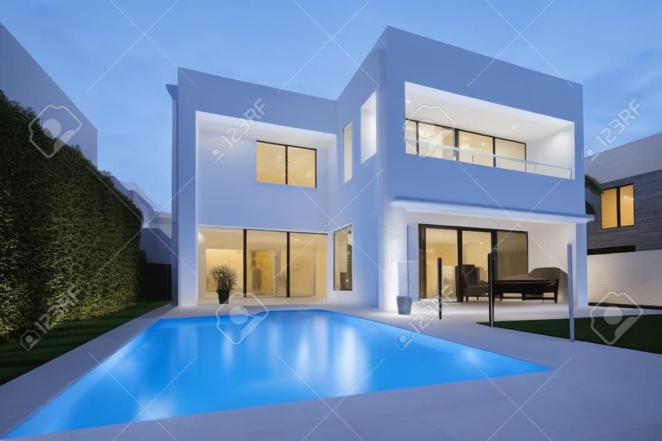 現代豪華的房子帶游泳池和後院