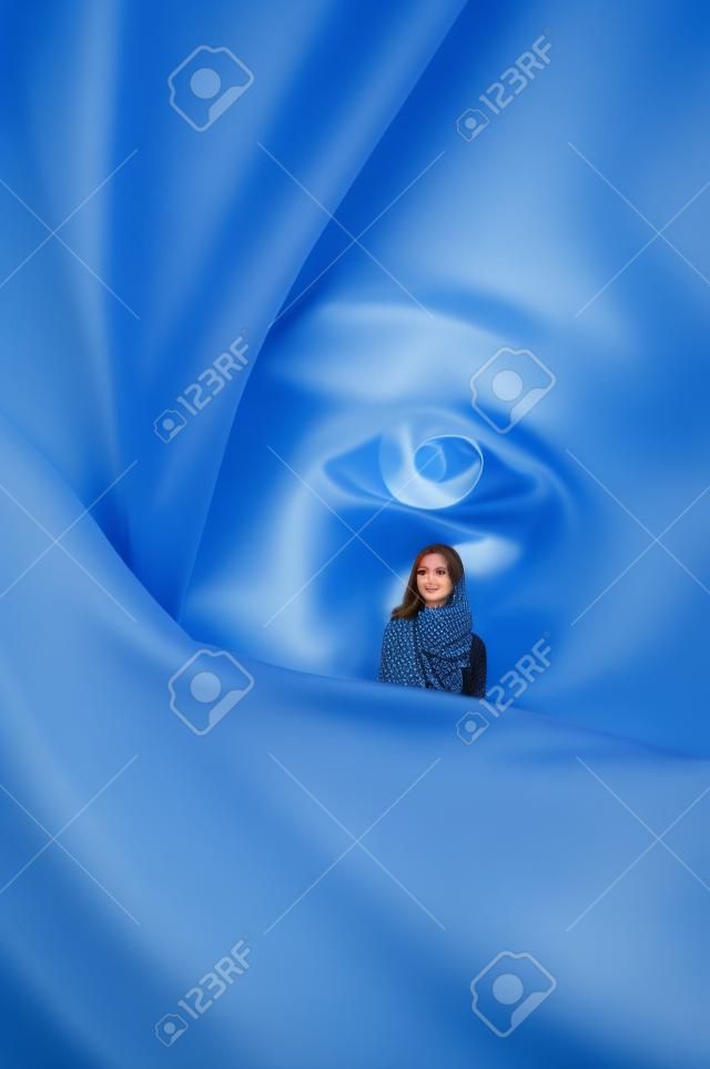 Mujer joven con pañuelo azul