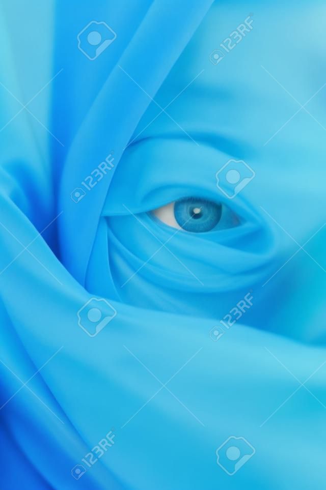 Jeune femme avec un foulard bleu
