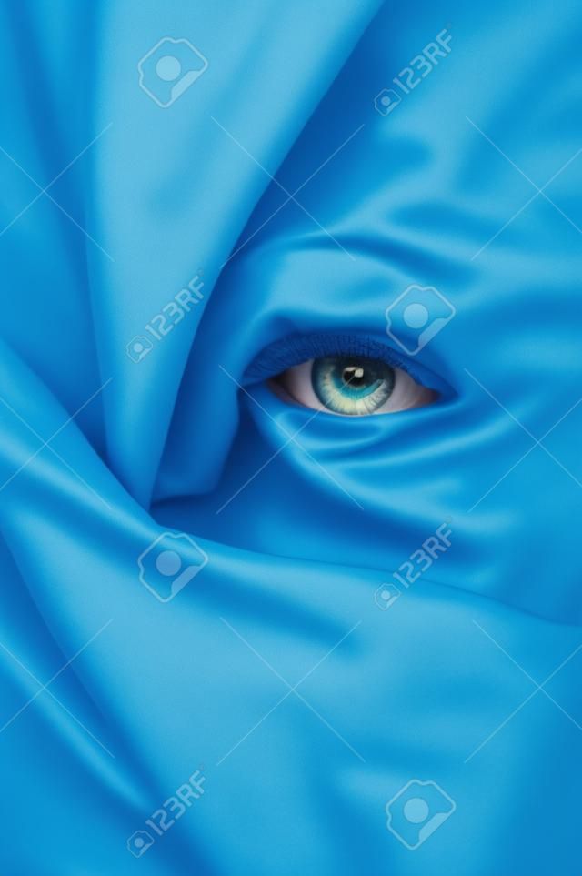 Молодая женщина с голубой шарф