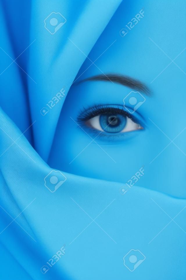 Mujer joven con pañuelo azul