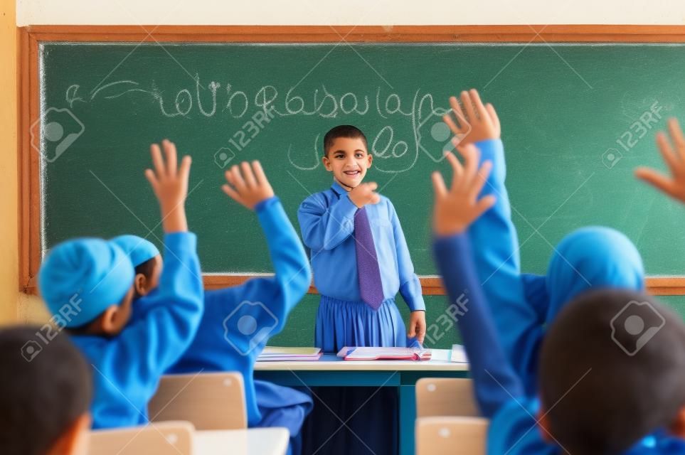 Enfants musulmans arabes avec l'enseignant à l'école