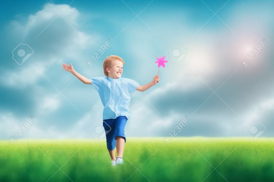 Boldog gyerek fut gyönyörű területen