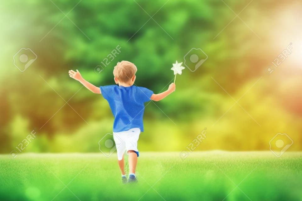 Boldog gyerek fut gyönyörű területen