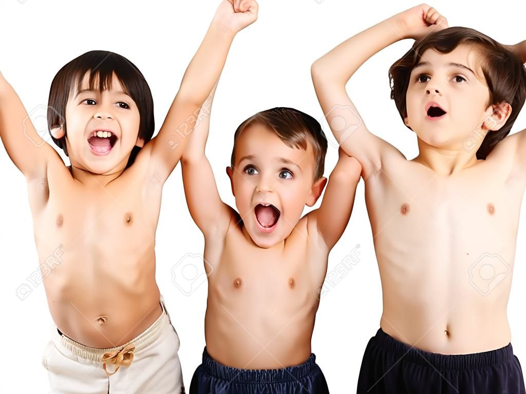 Tres niños sin camisa celebración