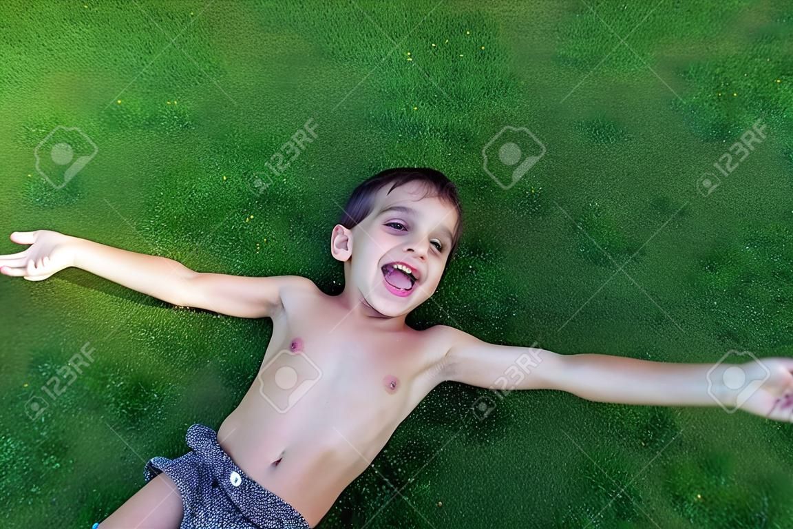 felices vacaciones de verano para niños en la hierba perfecta prado