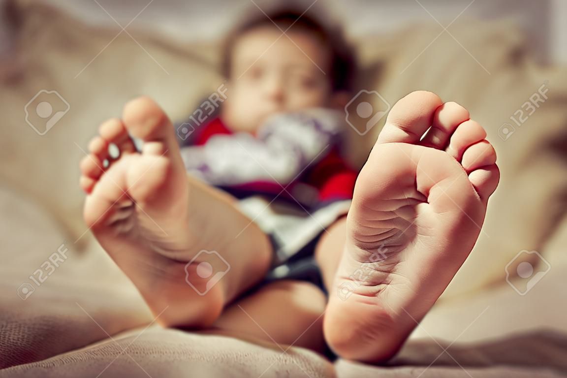 Füße eines kleinen Jungen