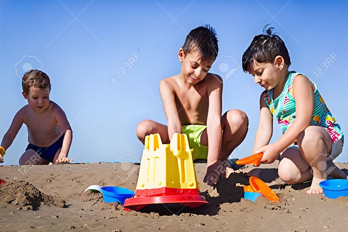 Spielerische Kinder auf Sommerstrand Sand Urlaub mit Spaß und glückliche Zeit