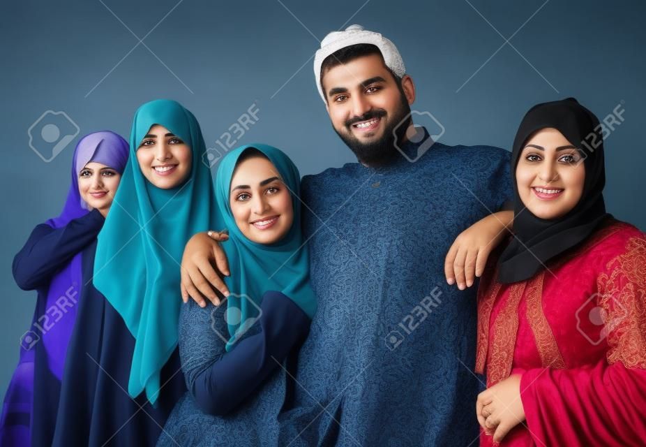 Homem muçulmano com retrato de 4 esposas, foto de qualidade