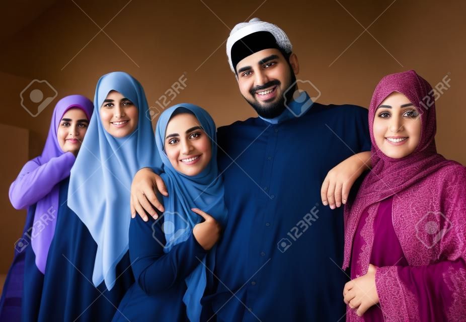 4명의 아내 초상화를 가진 이슬람 남자, 고품질 사진