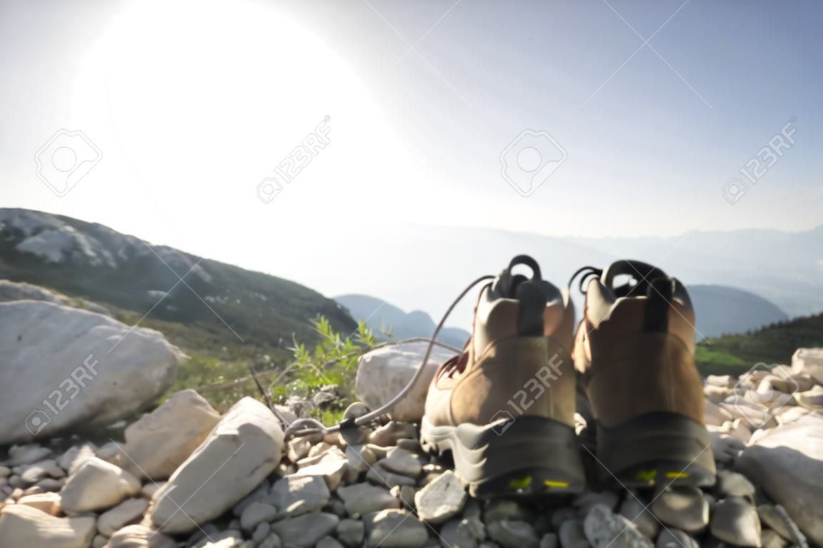 Een paar wandelschoenen op de rots
